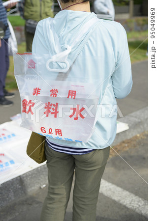 非常用飲料紙袋を背負う人物 95049969