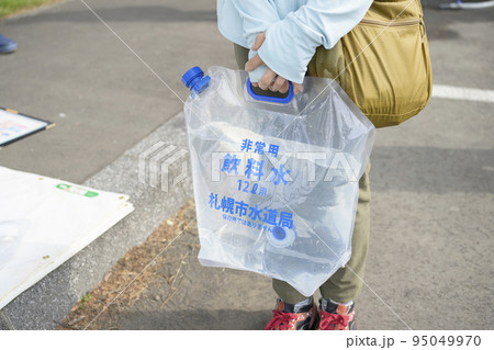 非常用飲料紙袋を持つ人物 95049970