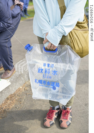 非常用飲料紙袋を持つ人物 95049971