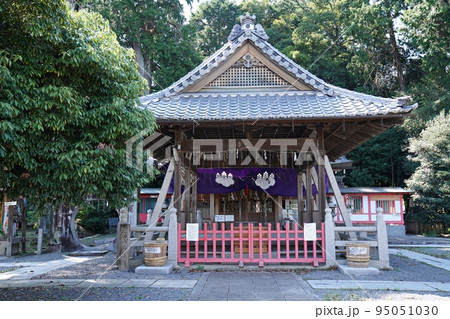 京都 亀岡市 稗田野神社の拝殿(後方は社殿)(初秋) 京都 亀岡市 稗田野神社の拝殿(後方は社殿)(初秋) 95051030