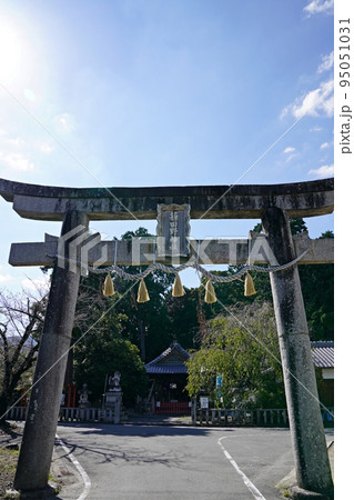 京都 亀岡市 稗田野神社の鳥居(南向き、初秋) 京都 亀岡市 稗田野神社の鳥居(南向き、初秋) 95051031