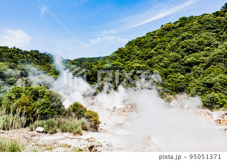 温泉の湯煙が上がる九州の山地 温泉の湯煙が上がる九州の山地 95051371