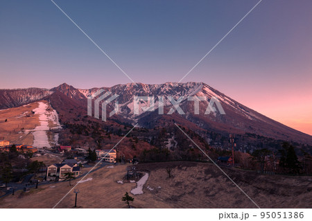 豪円山のろし台から眺めた大山の夕景 95051386