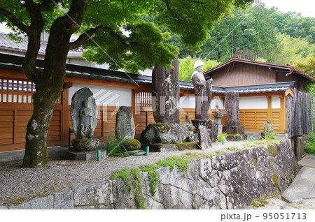 信州の文化財　木曽上松町玉林院　守屋貞治の弟子　渋谷藤兵衛作の石仏群 95051713