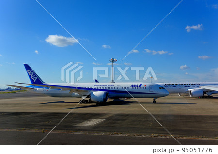 羽田空港・駐機場で仲良く向かい合うライバル、JALとANAのイメージ・東京都大田区(2) 95051776
