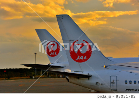 北海道・新千歳空港、夕日に翼を休める旅客機のイメージ、印象的な尾翼・苫小牧、千歳(3) 北海道・新千歳空港、夕日に翼を休める旅客機のイメージ、印象的な尾翼・苫小牧、千歳(3) 95051785