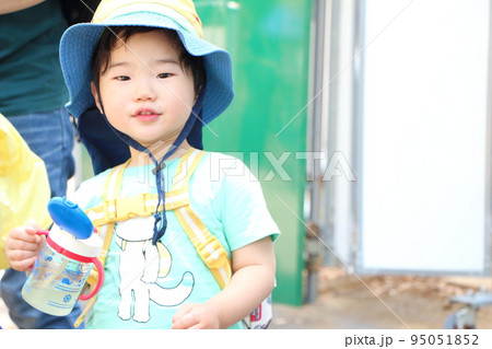 水分補給をする男の子 水分補給をする男の子 95051852