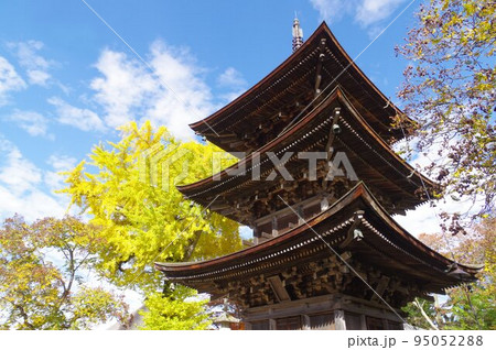 信州上田の文化財　前山寺三重塔　国重要文化財　「未完成の完成塔」とも言われる室町期の三重塔 95052288