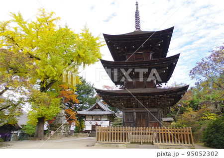 信州上田の文化財　前山寺三重塔　国重要文化財　「未完成の完成塔」とも言われる室町期の三重塔 95052302