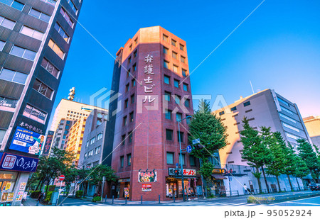 日本の横浜都市景観　横浜の関内駅周辺。本町二丁目の街並みなどを望む 95052924