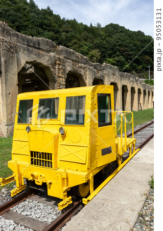 復元された太子駅跡　モーターカー車両とホッパー跡 95053131