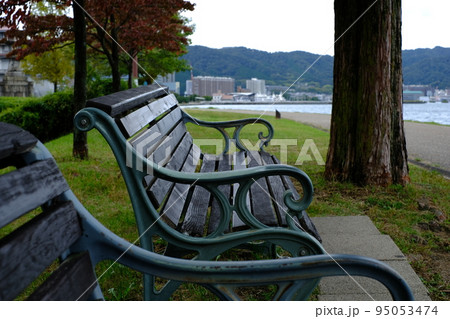 琵琶湖沿い 散歩道のベンチ 琵琶湖沿い 散歩道のベンチ 95053474