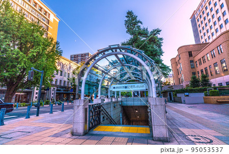 日本の横浜都市景観　みなとみらい線の日本大通り駅（出入口）や横浜地方検察庁などを望む 95053537