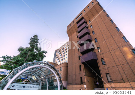 日本の横浜都市景観　みなとみらい線の日本大通り駅（出入口）や横浜地方検察庁などを望む 95053541