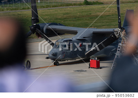 整備中の米軍の航空機V-22 オスプレイと野次馬 95053602