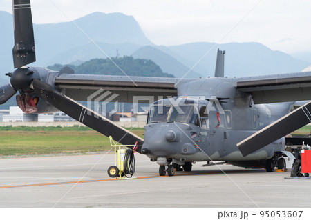 整備中の米軍の航空機V-22 オスプレイ 95053607