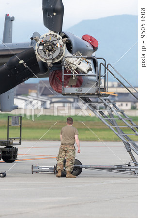 整備中の米軍の航空機V-22 オスプレイと整備している米軍兵 整備中の米軍の航空機V-22 オスプレイと整備している米軍兵 95053608