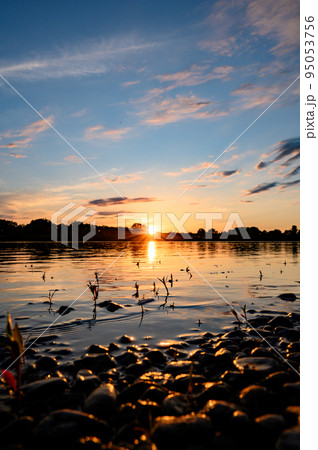 新潟　阿賀野川の夕暮れ 95053756