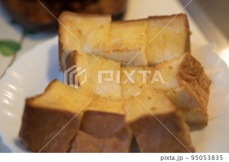 厚切りバタートースト 95053835