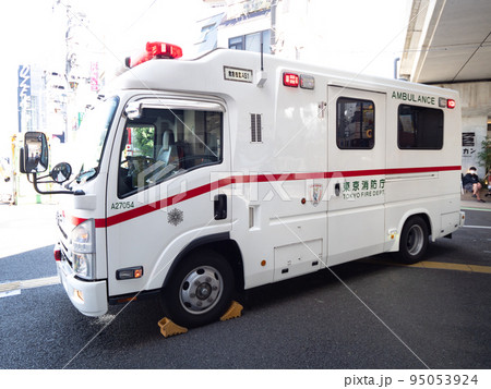 街中で待機する救急車 街中で待機する救急車 95053924