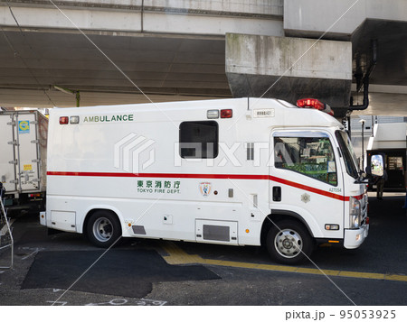 街中で待機する救急車 95053925
