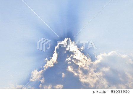 雲に隠れた太陽からの光条 95053930