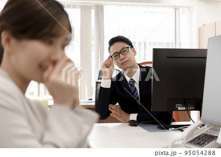 勤務中の私的通話を気にする上司 95054288