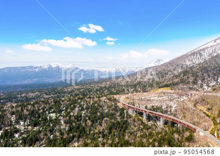 春の三国峠と松見大橋（北海道上川町） 95054568