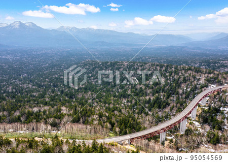 春の三国峠と松見大橋(北海道上川町) 春の三国峠と松見大橋(北海道上川町) 95054569