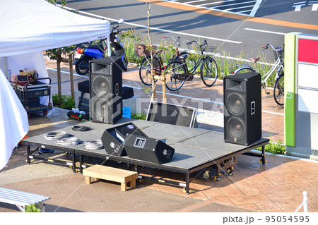 屋外ステージの準備風景 屋外ステージの準備風景 95054595