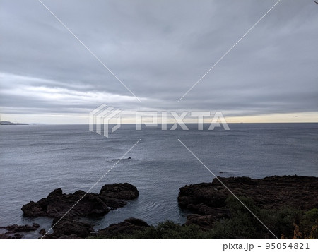 海シリーズ背景素材（曇り空・雨上がりと海）02 95054821