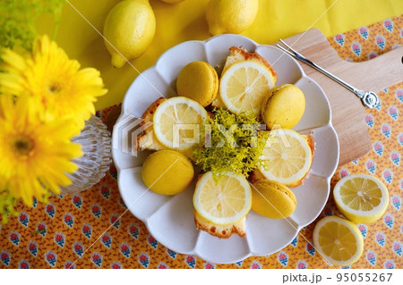 黄色のテーブルコーディネート 95055267