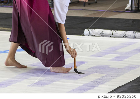 半紙に筆を走らせる女子高生 95055550