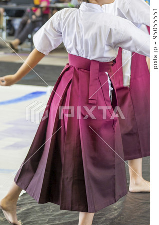 パフォーマンスする女子高生 95055551