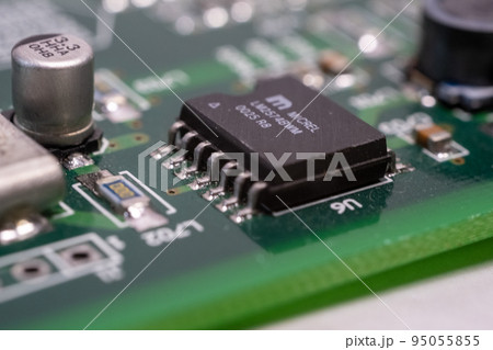 コンピューター基盤の上に置いた基盤 95055855