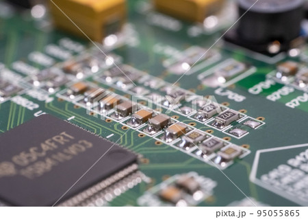 コンピューター基盤の上に置いた基盤 95055865