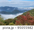 雲海に浮かぶ山と紅葉 95055982