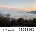 朝日に染まる雲海 95055983