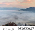 朝焼けと雲海に浮かぶ山 95055987