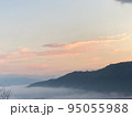 朝焼けと雲海に浮かぶ山 95055988