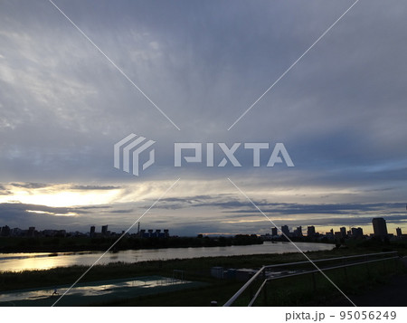 10月の雨上がり 95056249