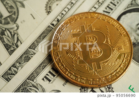 Golden bitcoin on US dollar banknotes money for business and commercial, Digital currency, Virtual cryptocurrency, blockchain technology. 95056690