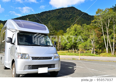 キャンピングカーで自然の中をドライブだ！ 95057037