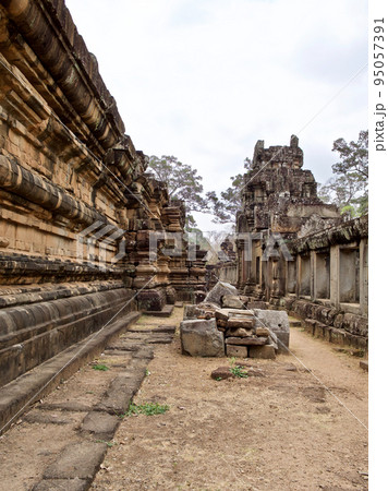 Architecture of ancient temple complex Angkor, Siem Reap 95057391