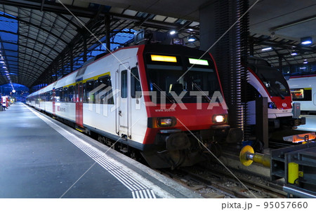 スイス国鉄のルツェルン中央駅、頭端式ホームの夜の情景 スイス国鉄のルツェルン中央駅、頭端式ホームの夜の情景 95057660