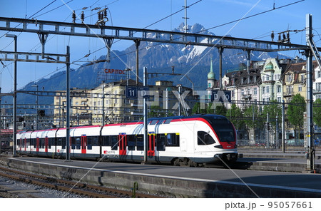 スイス国鉄のRABe523、Sバーンの車両と、ピラトゥス山 スイス国鉄のRABe523、Sバーンの車両と、ピラトゥス山 95057661