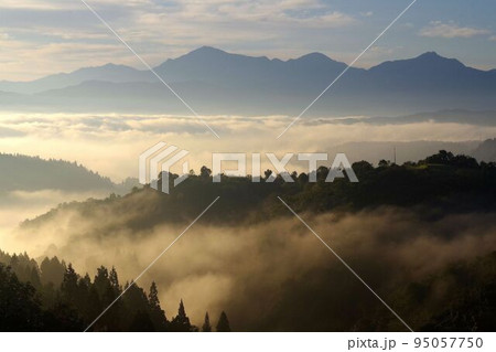越後川口・牛ヶ首展望台からの越後三山と雲海 95057750