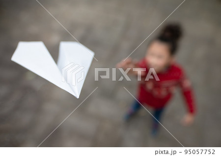 紙飛行機を飛ばす女の子 95057752