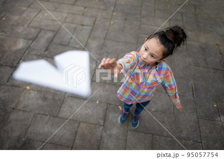 紙飛行機を飛ばす女の子 95057754