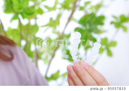 歯科用マウスピースを持つ若い女性 95057810